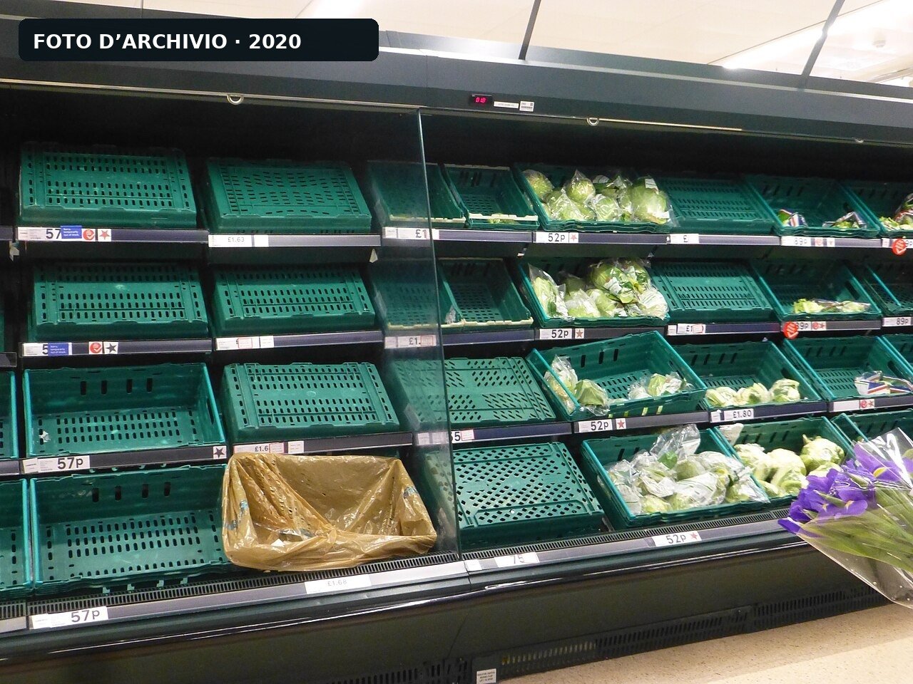 Foto d’archivio del 2020: cassette di verdura parzialmente vuote in un supermercato di Londra; non mostra la protesta italiana del 2026