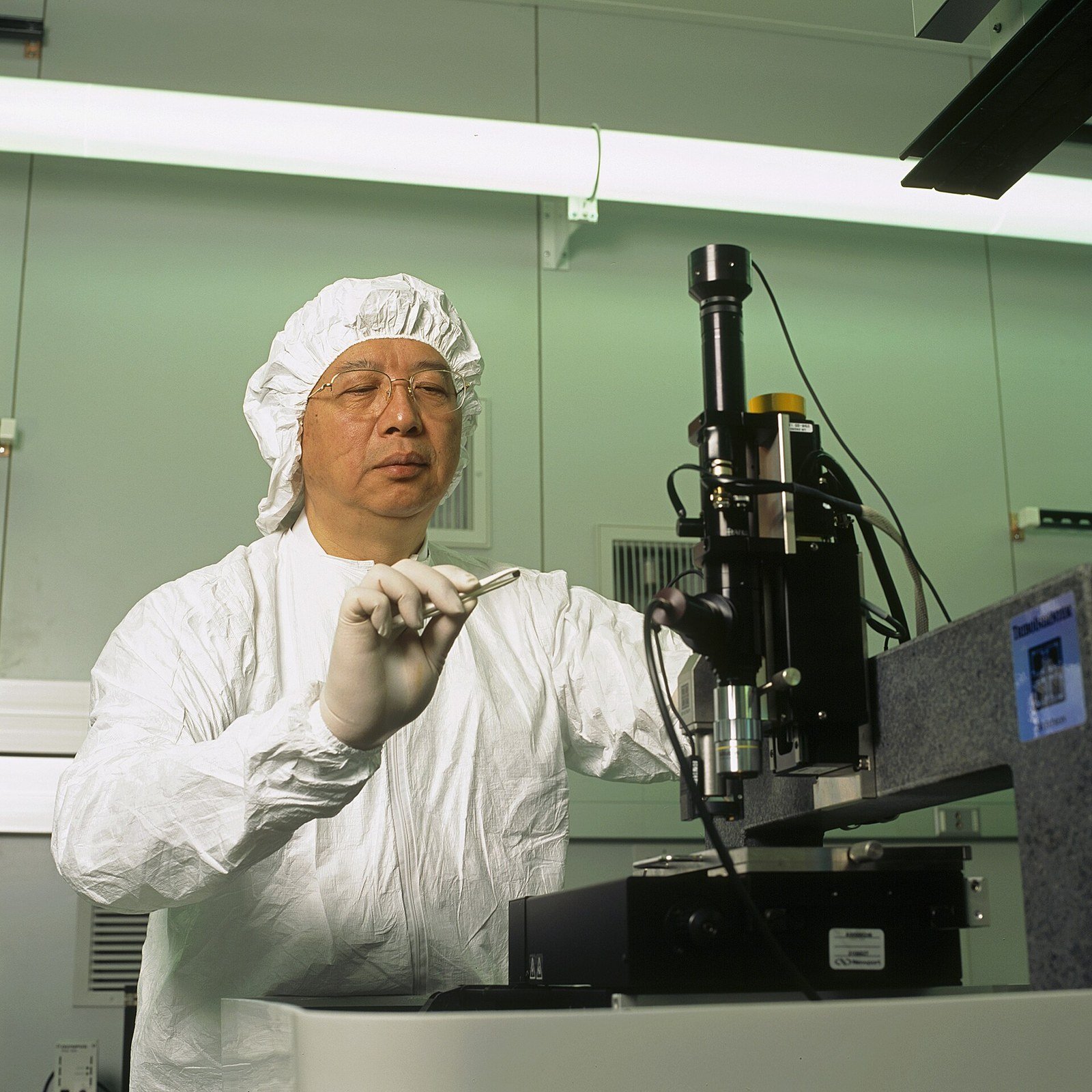 Ricercatore del NIST prepara una misura di attrito alla scala nanometrica in laboratorio, fotografia d’archivio