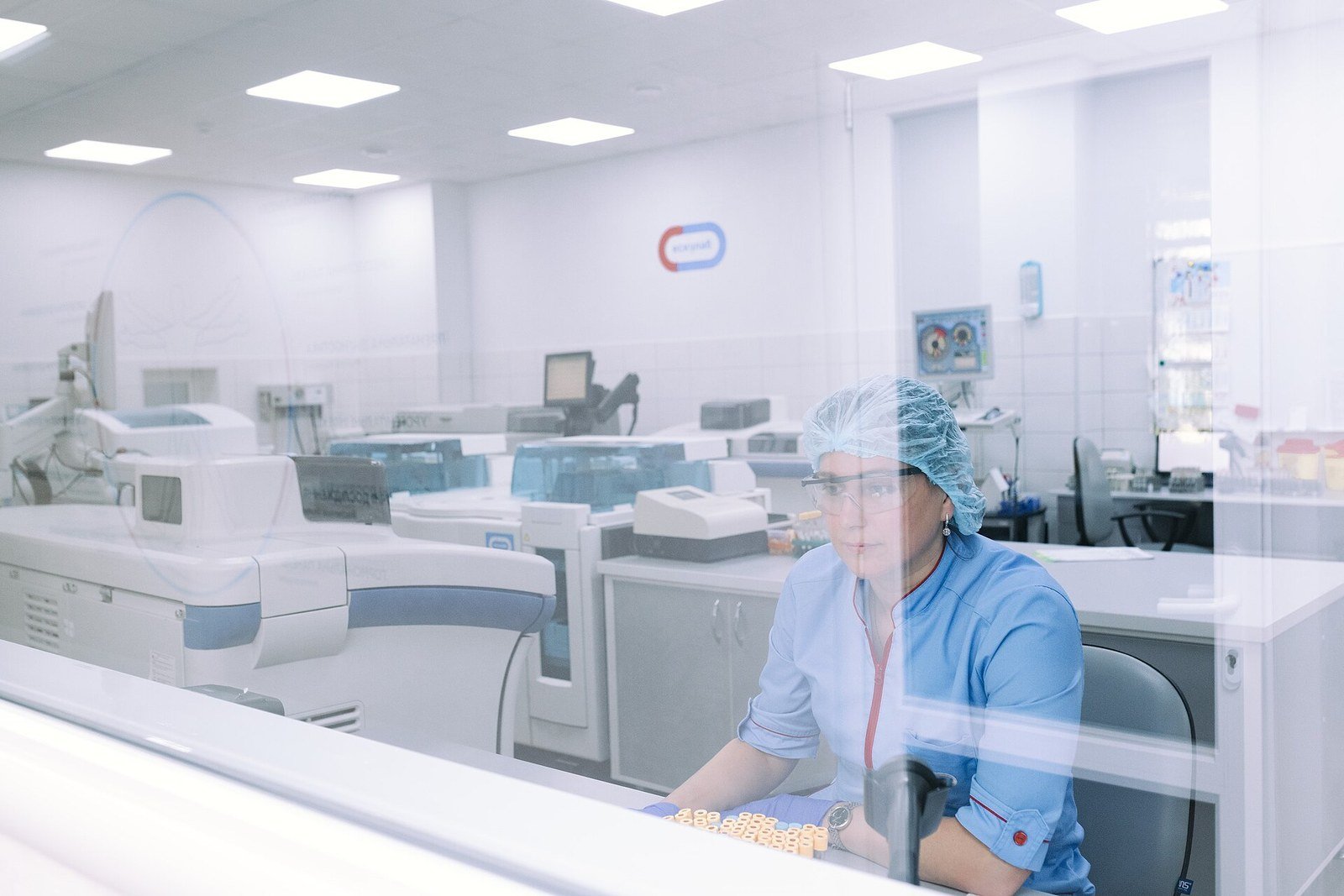 Scienziata al lavoro in un laboratorio moderno, fotografia illustrativa
