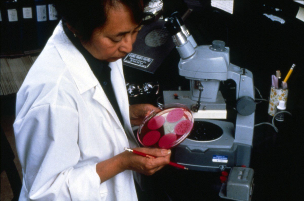 Ricercatrice nel laboratorio del dipartimento dell’acqua di Seattle nel 1990, fotografia d’archivio