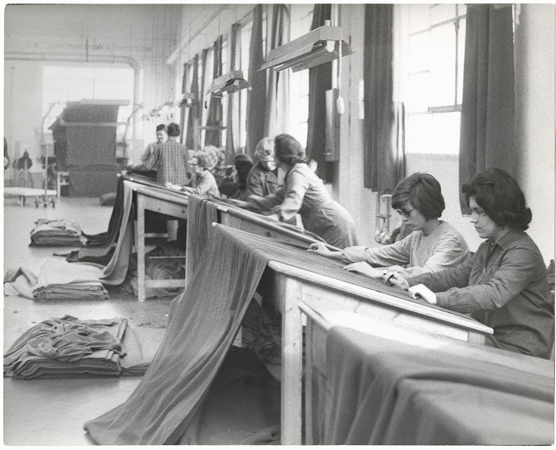 Donne al lavoro nel reparto di finissaggio di una fabbrica tessile italiana nel 1964, foto d’archivio