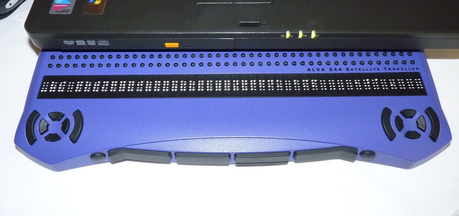 Barra Braille collegata a un computer portatile durante una conferenza sul design universale