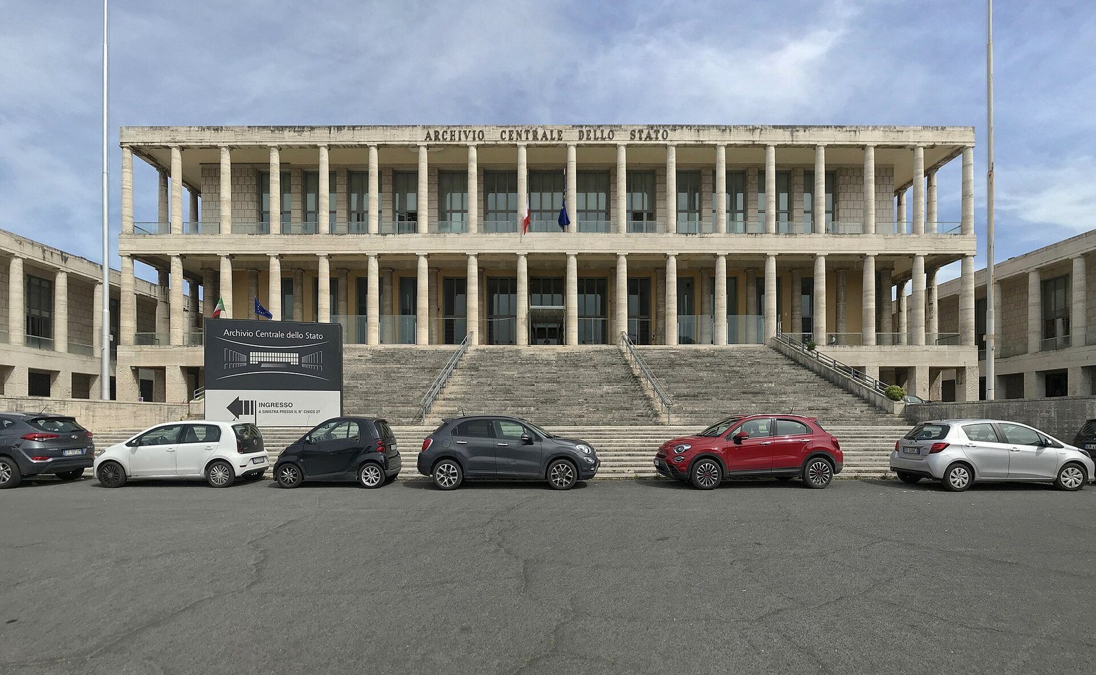 Facciata dell’Archivio Centrale dello Stato nel quartiere EUR di Roma