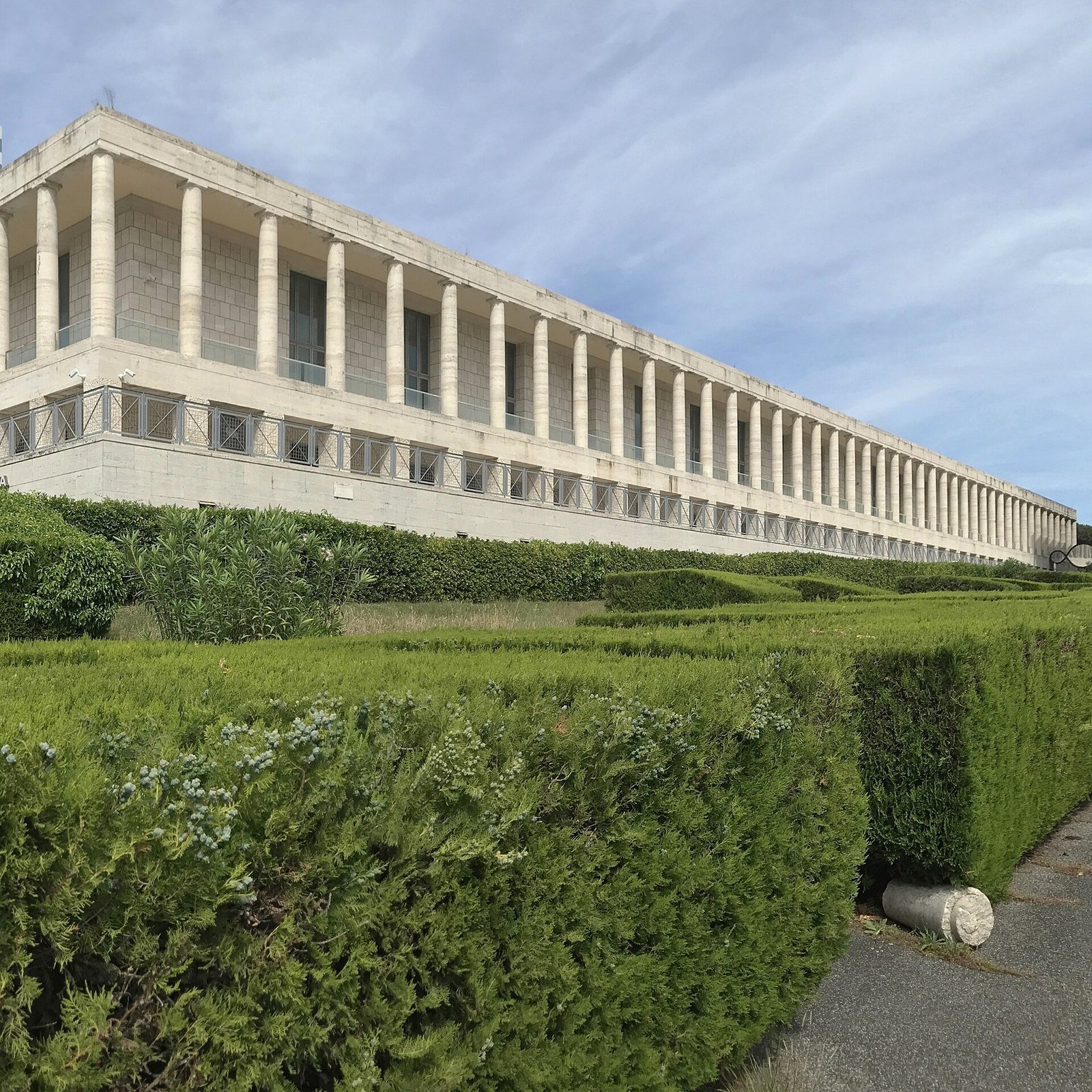 Vista laterale dell’edificio dell’Archivio Centrale dello Stato e del giardino