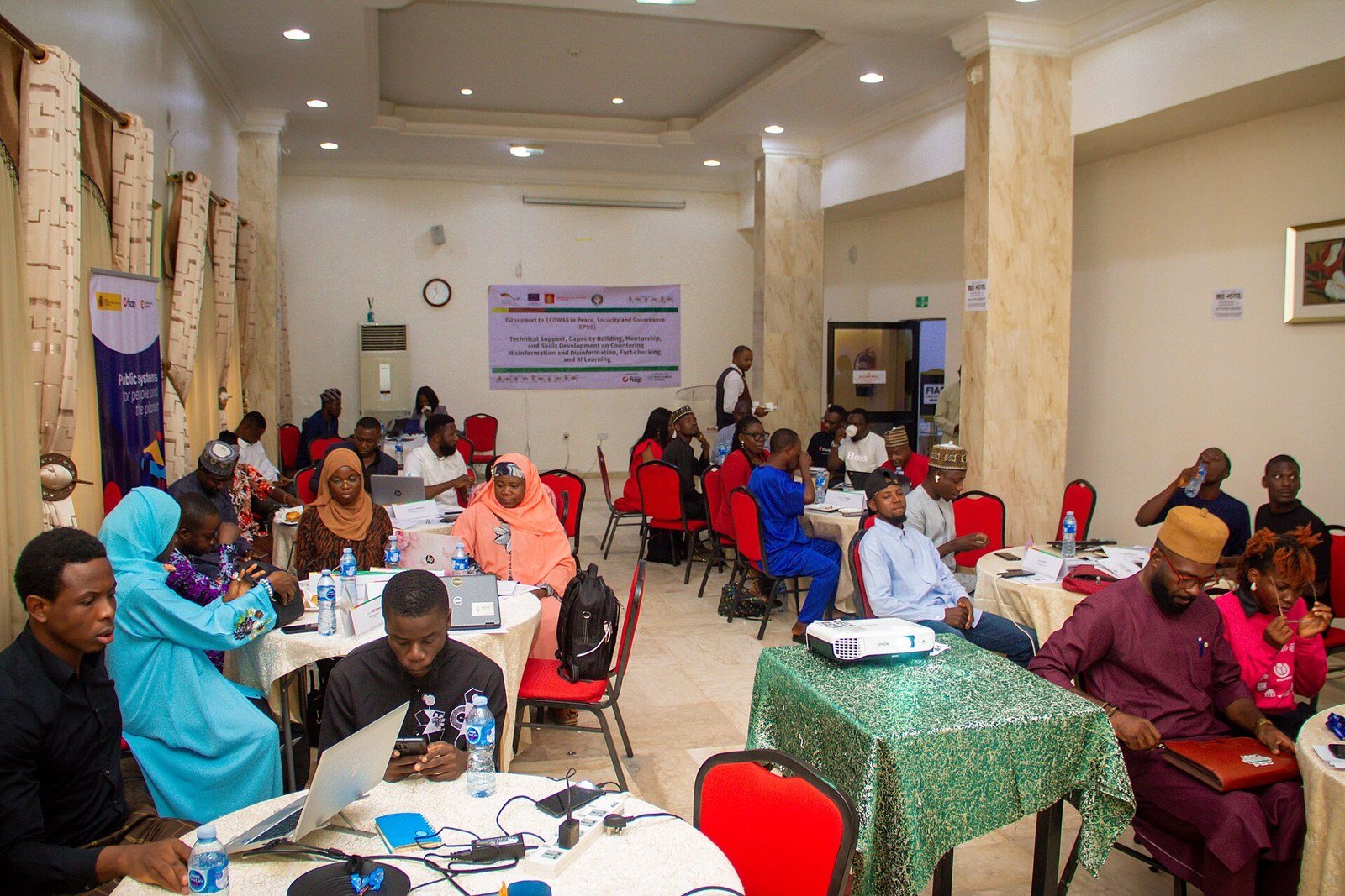 Partecipanti a un seminario sulla verifica dei fatti riuniti in una sala ad Abuja