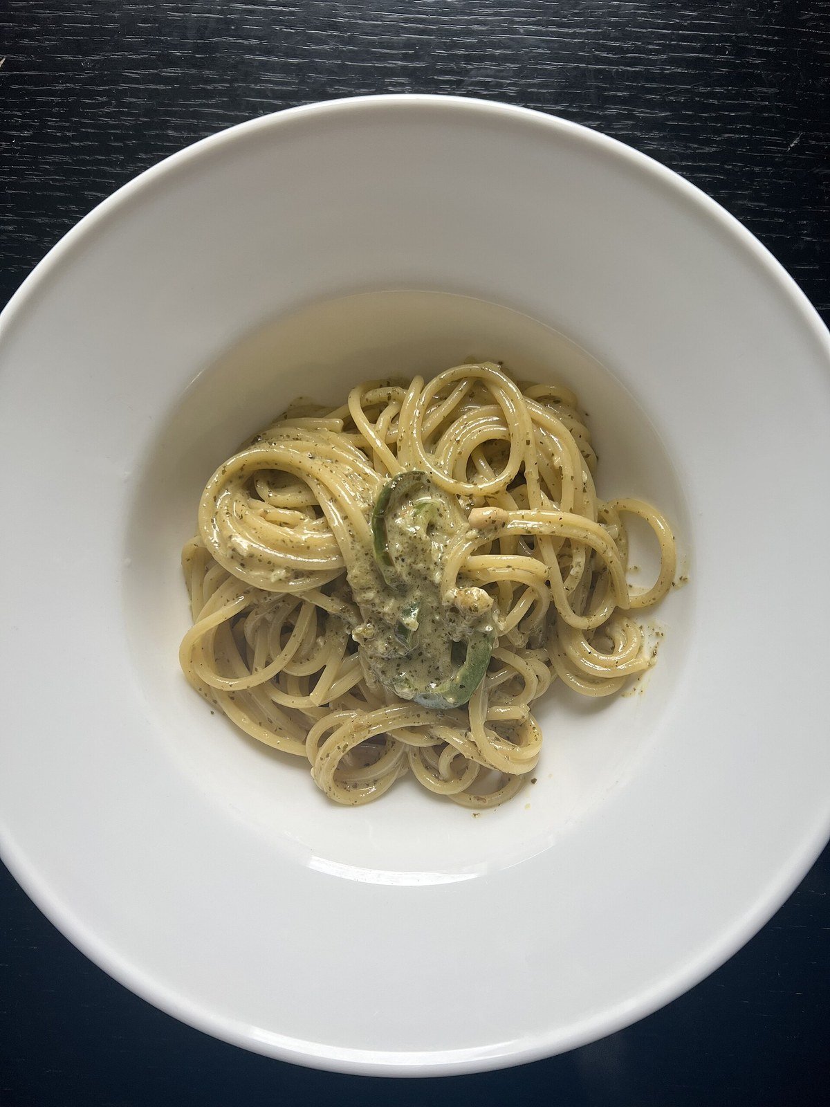 Piatto reale di spaghetti con salsa cremosa al pepe nero