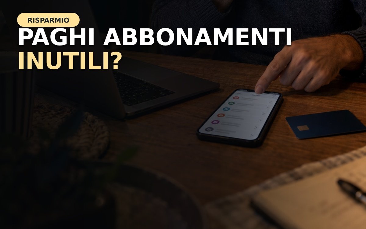 Estratto conto e calcolatrice su un tavolo