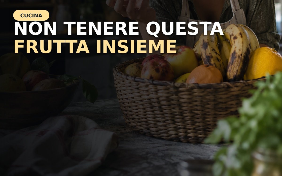 Cesto con mele e banane separate